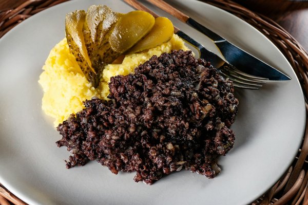How can you attend a traditional haggis making workshop in Scotland?