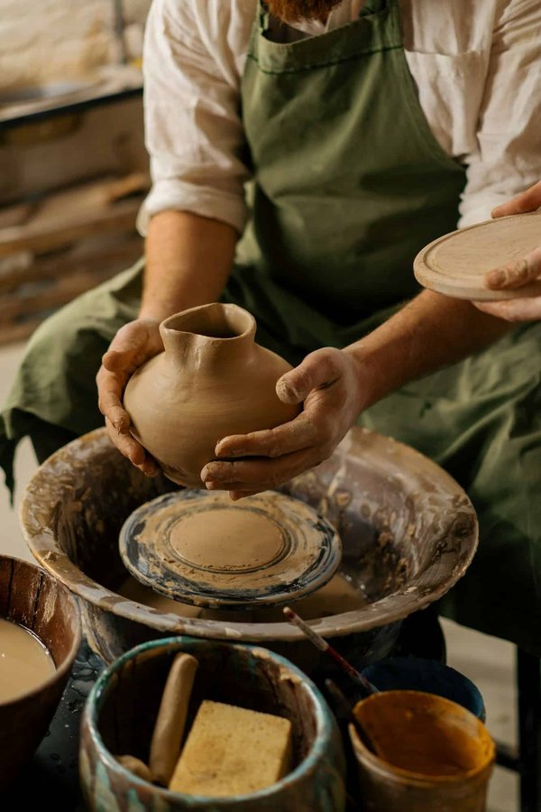 Can you locate a holiday rental in Cornwall that offers pottery classes?